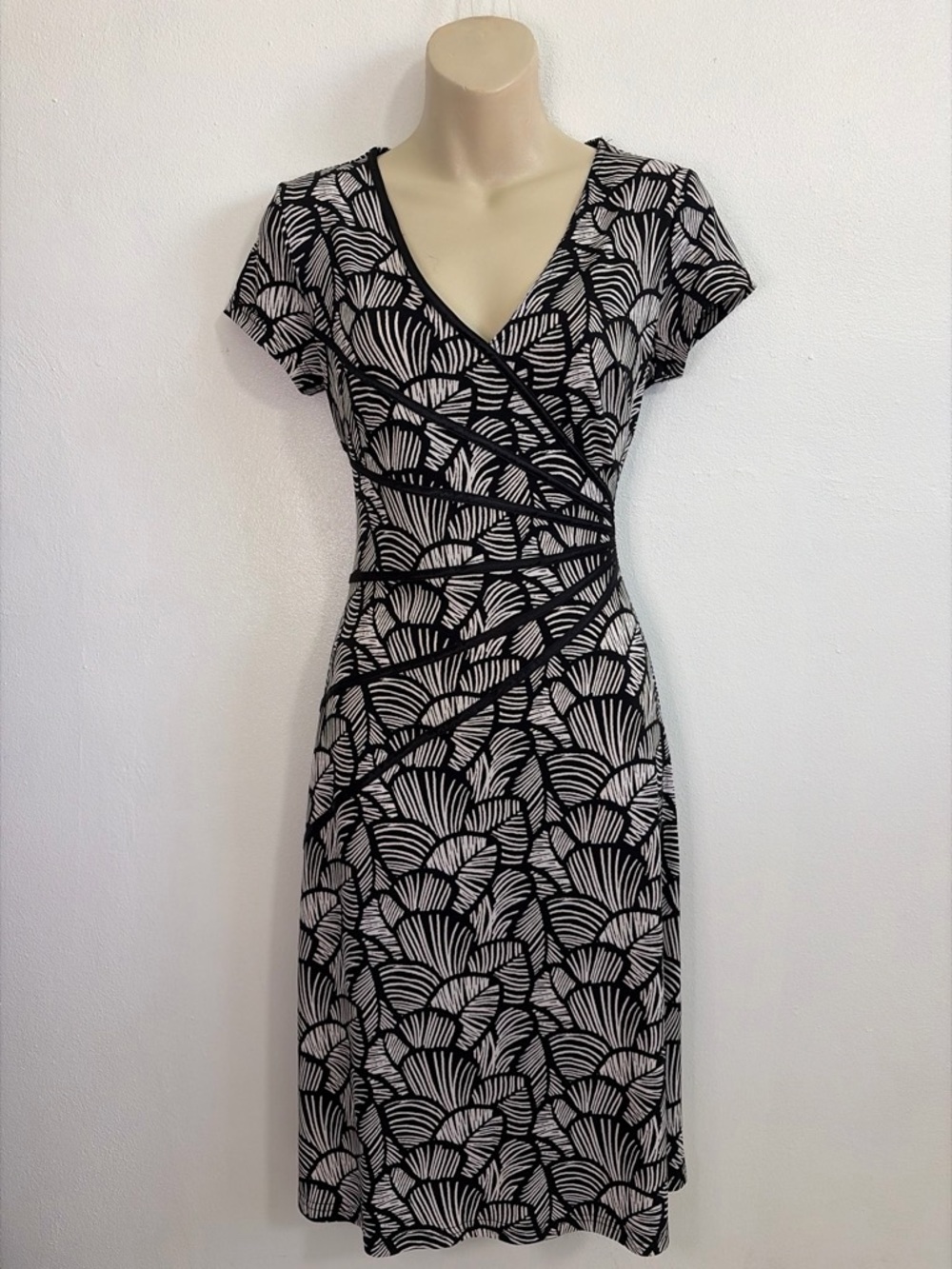 Black & White Printed Wrap-Style Women’s Dress Size 6